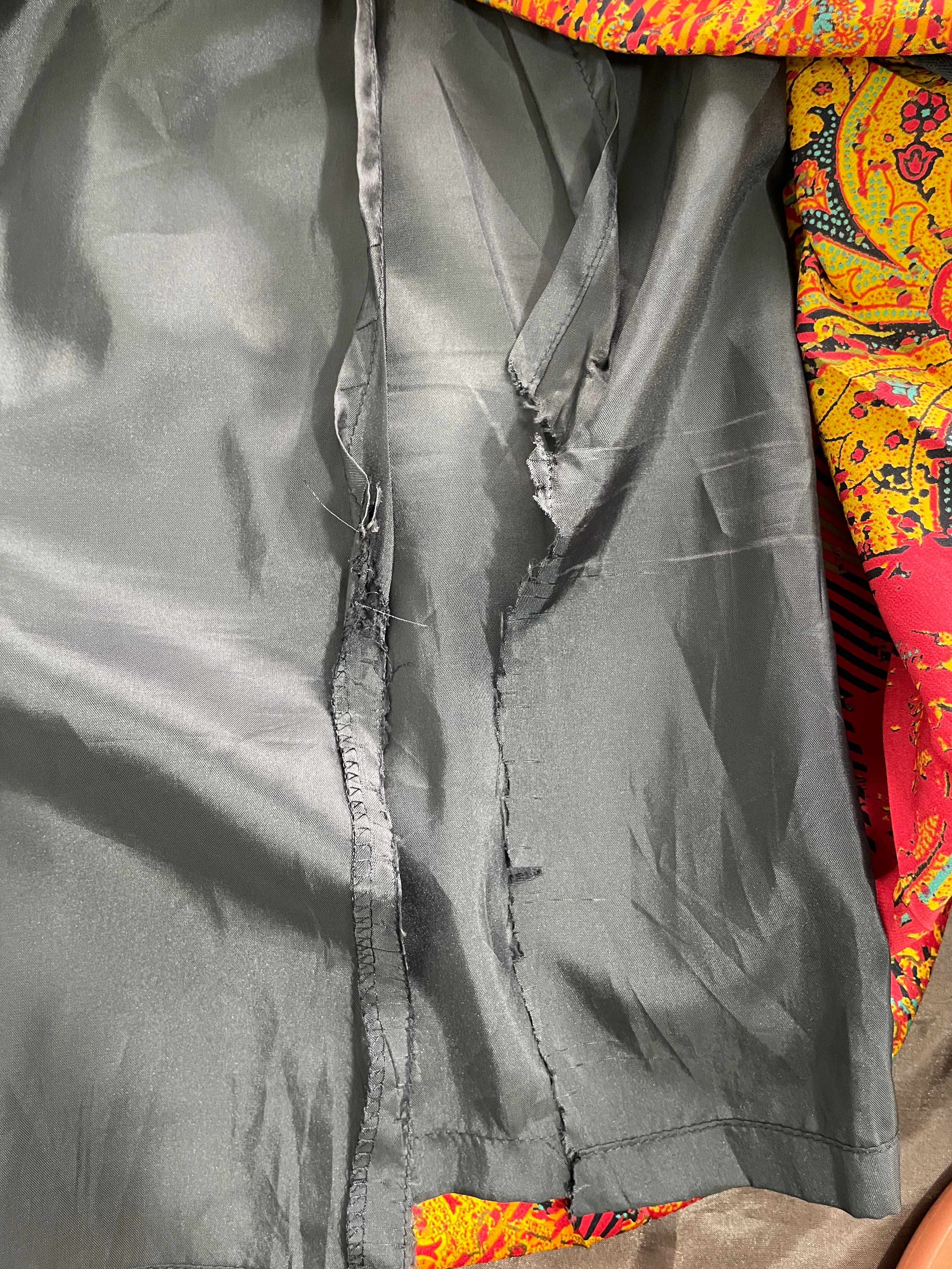 Size 10 Vintage Louis Féraud Silk Paisley Skirt Torn Interior Lining Detail