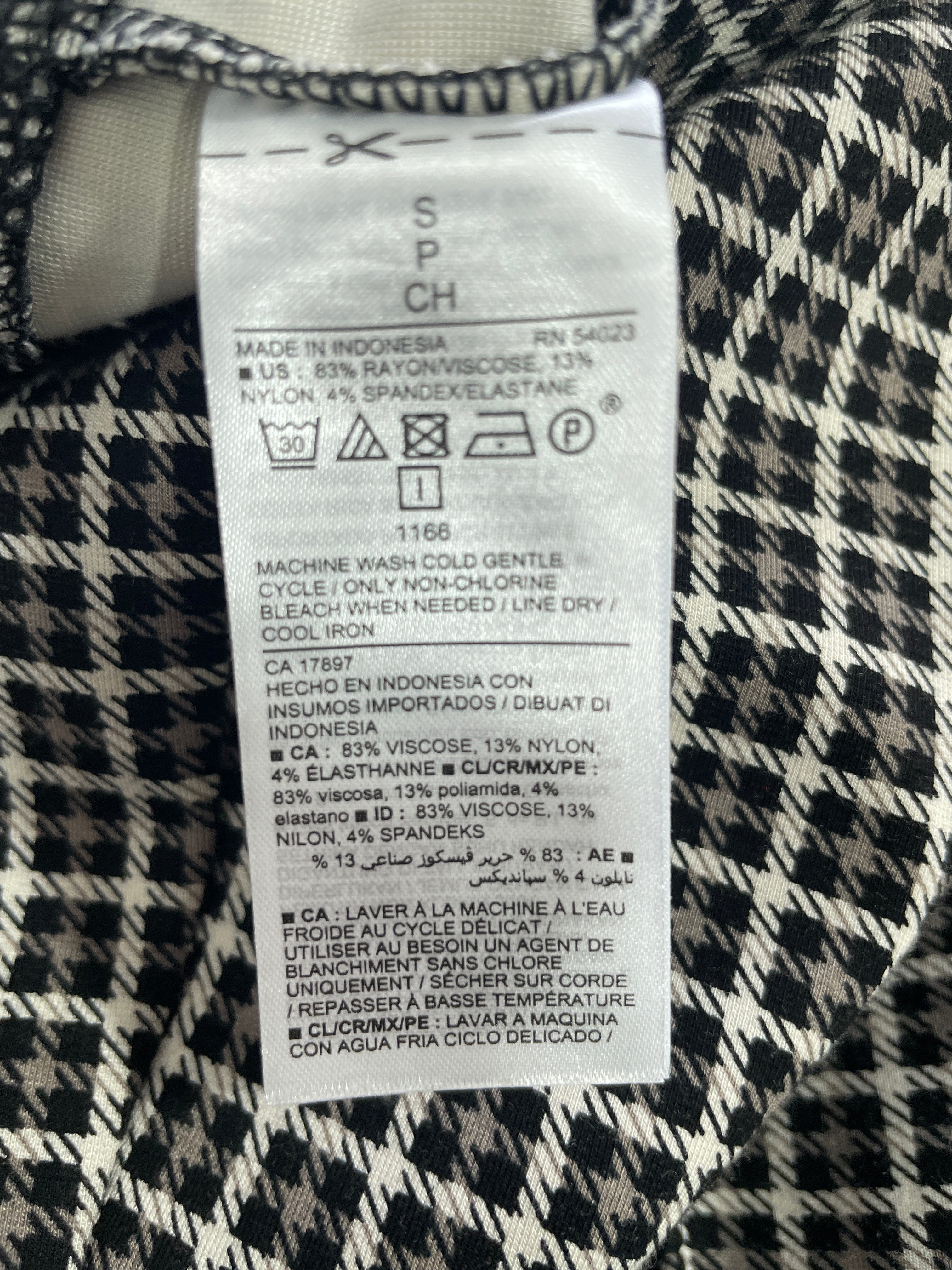 Old Navy Stevie size Small pants fabric composition and care label