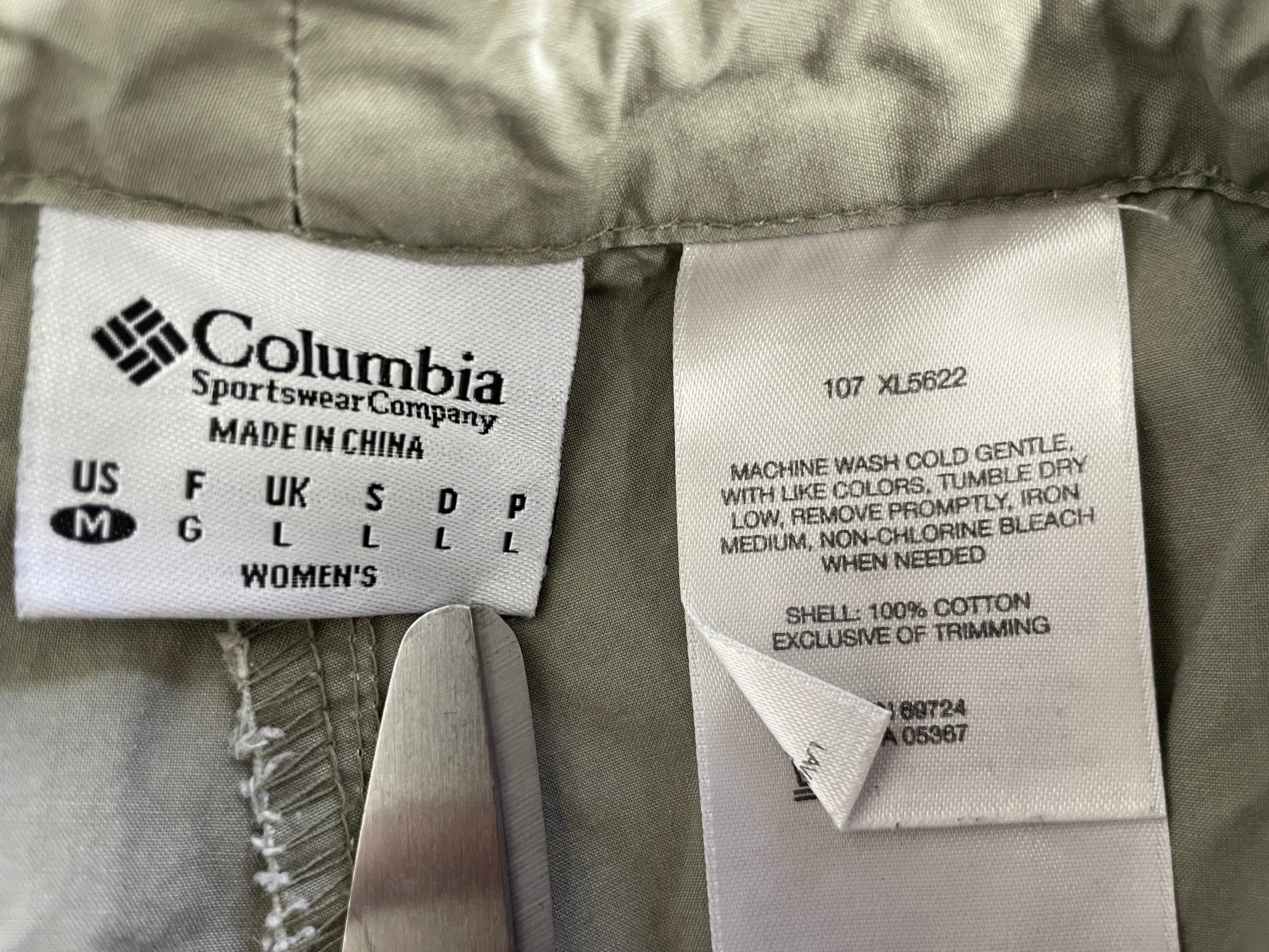 Columbia Sportswear women's Medium size label and 100 percent cotton care tag on green skort