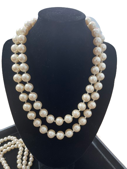 Double-strand pearl necklace with decorative clasp