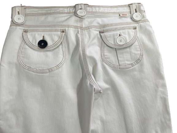 GUESS size 27 white cropped jeans rounded back pockets and contrast stitching