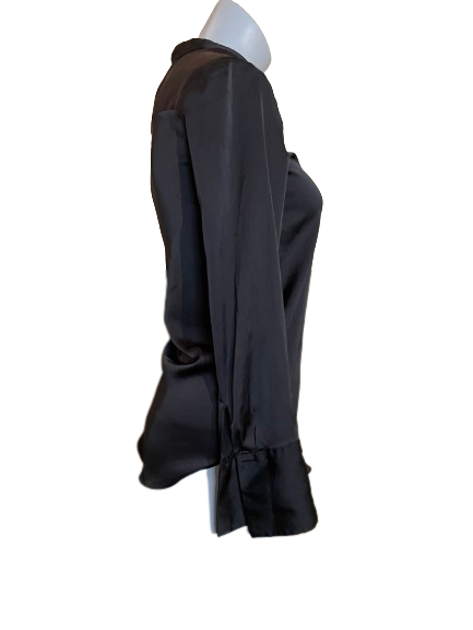 side view H&M black shirt