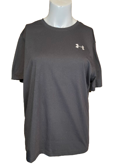 A black short-sleeved Under Armour Heatgear t-shirt on a mannequin.