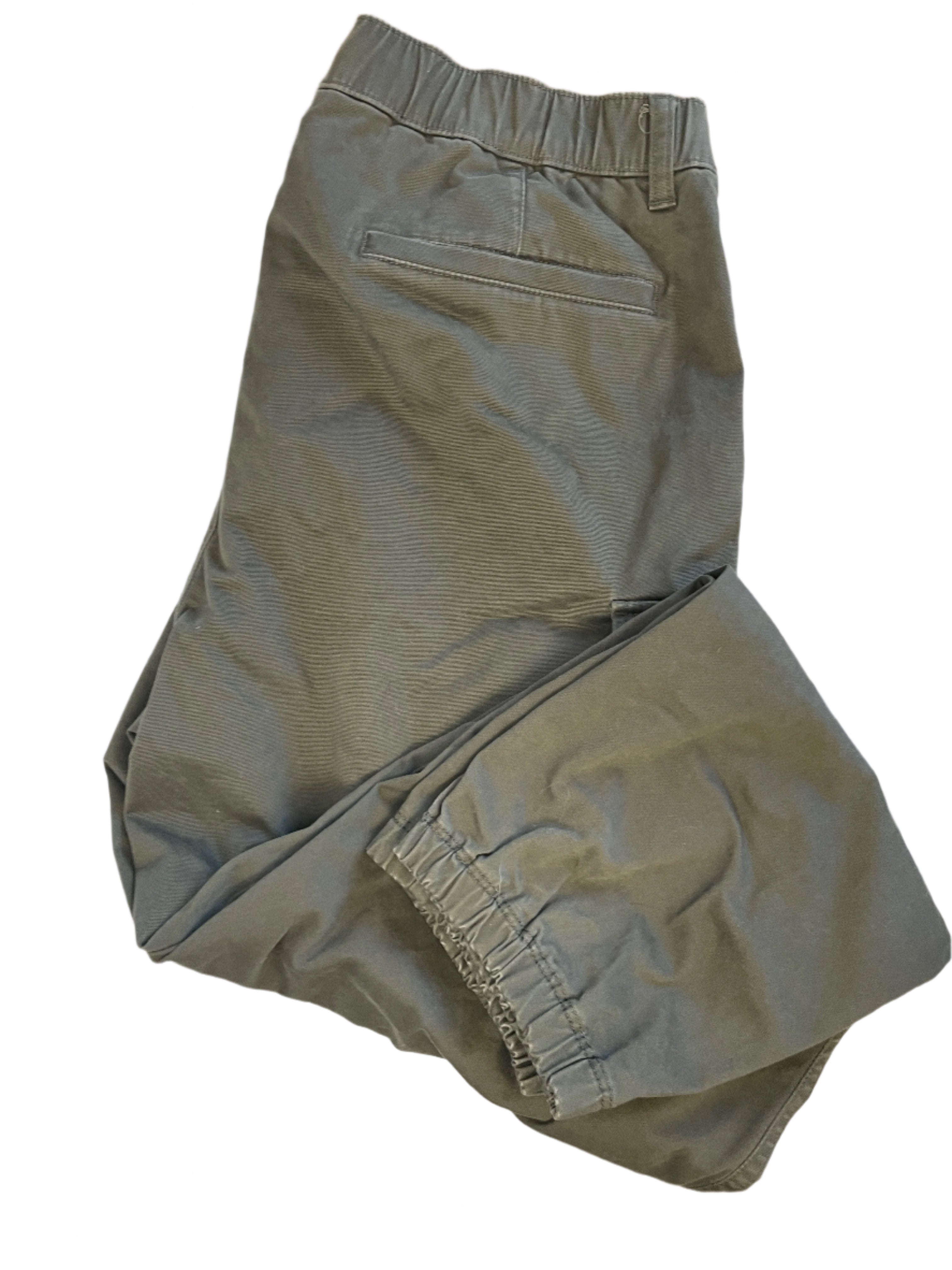 Front view of UNIQLO men's army green cargo pants with elastic cuffs and six pockets, size large.