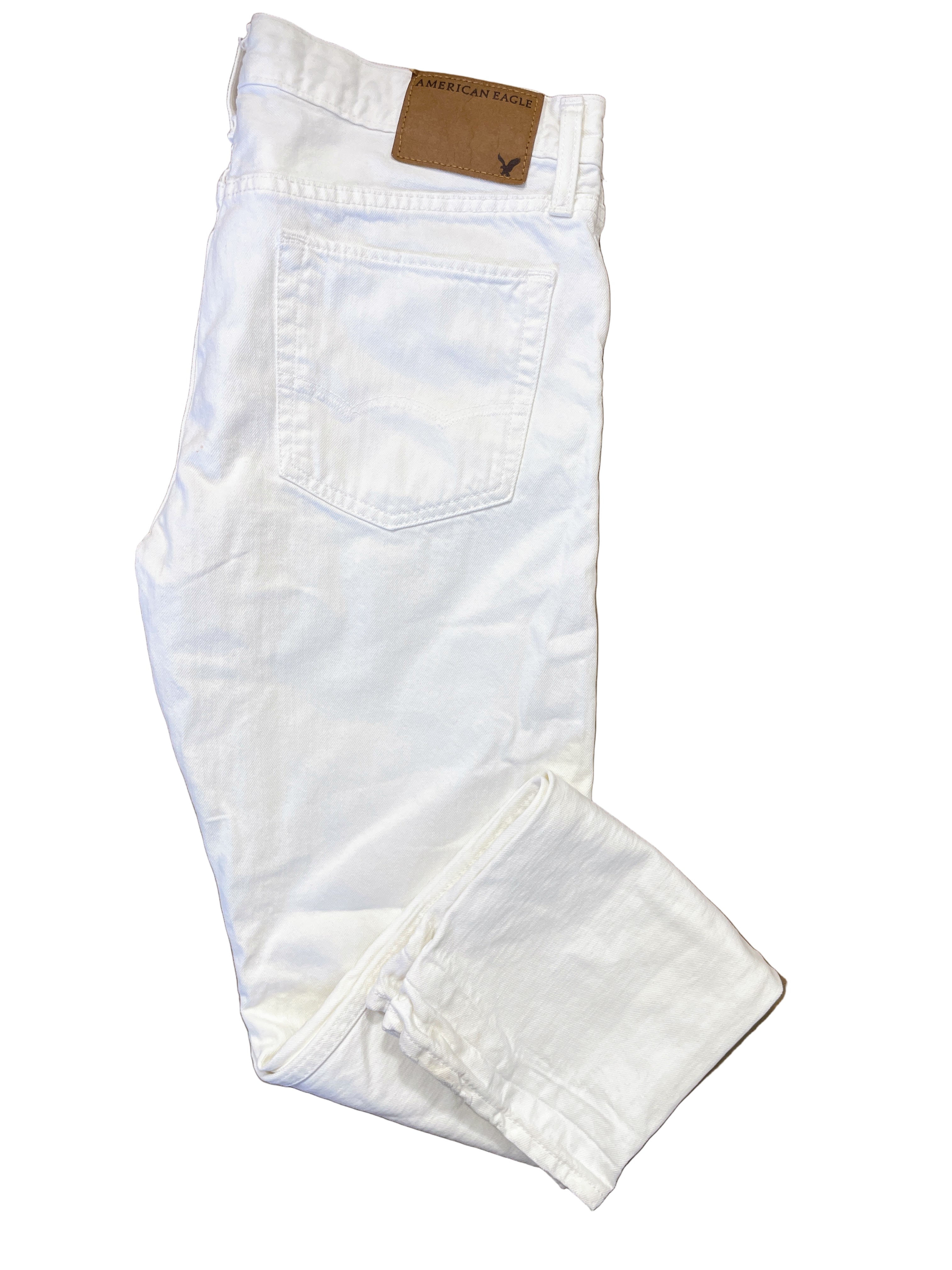 Folded view of American Eagle men’s white slim fit jeans size 32x32