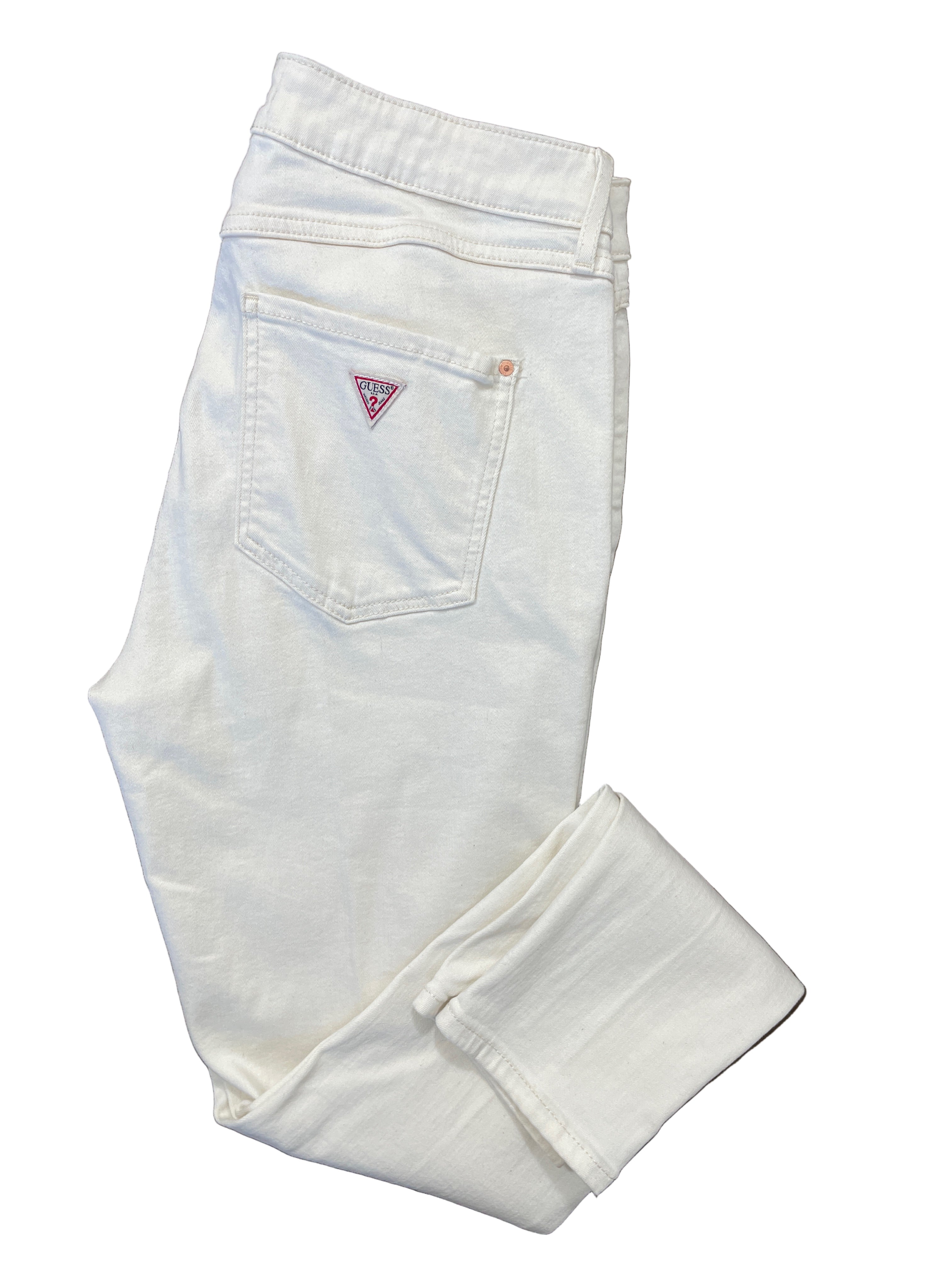 Folded view of GUESS 1981 skinny jeans showing overall fit and colour.
