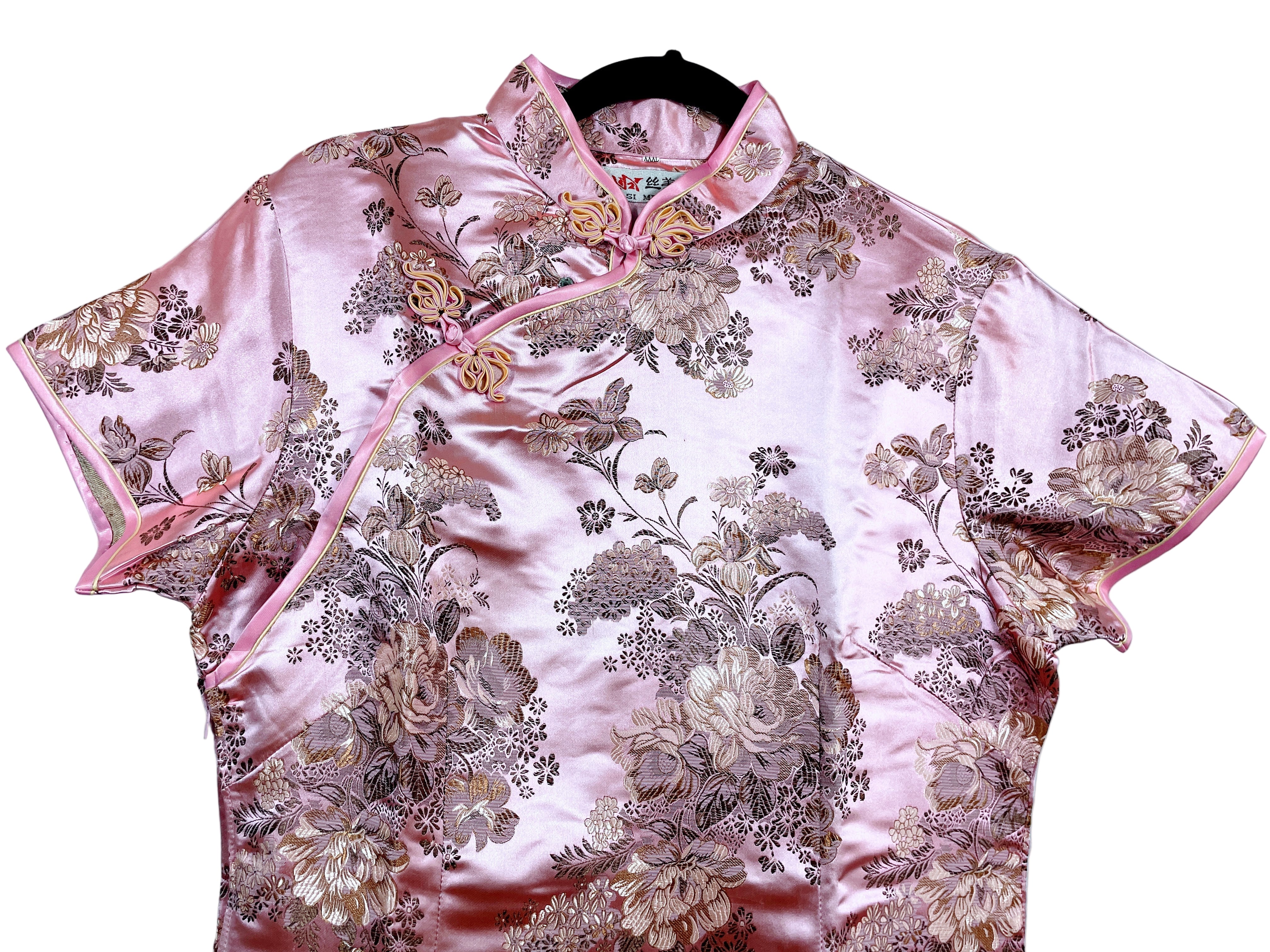 Se Mei Jin pink floral brocade cheongsam close-up of collar and frog closures with gold trim details
