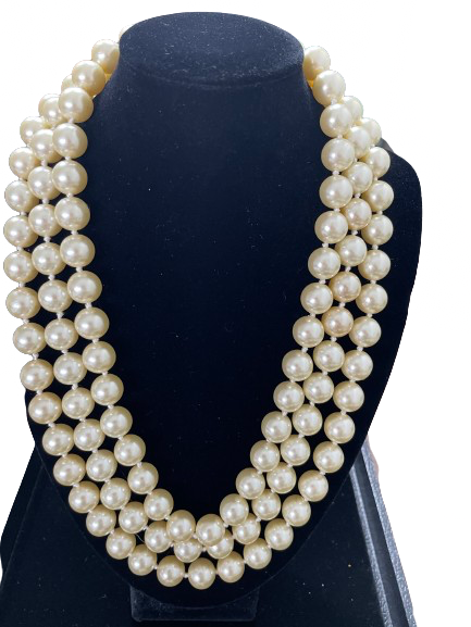 Pearl necklace on a black mannequin bust