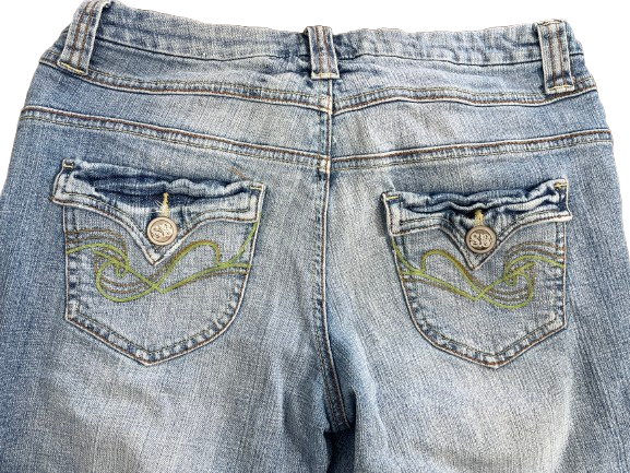 SB Denim women's size 7/8 embroidered pocket light wash Bermuda shorts back view